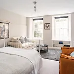 Stunning Basement Flat In Central Location