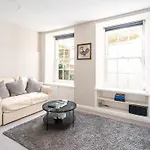 Stunning Basement Flat In Central Location